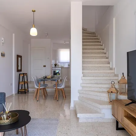 Seaview Serenity - A 2 Bedroom Townhouse In Paphos 펜션 *
