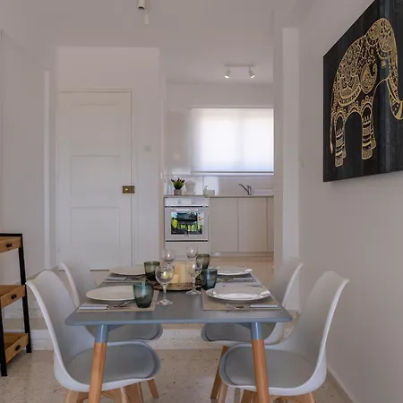 Seaview Serenity - A 2 Bedroom Townhouse In Paphos 펜션