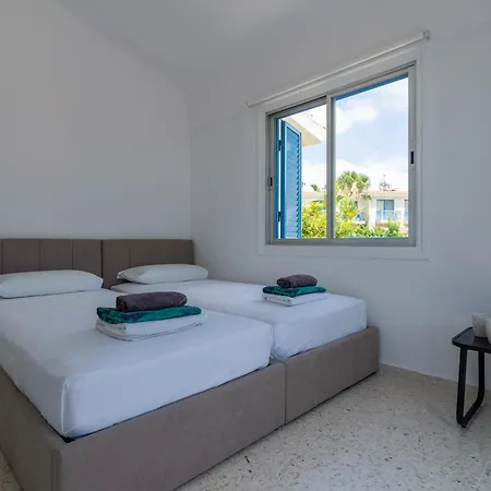 Seaview Serenity - A 2 Bedroom Townhouse In Paphos 度假居